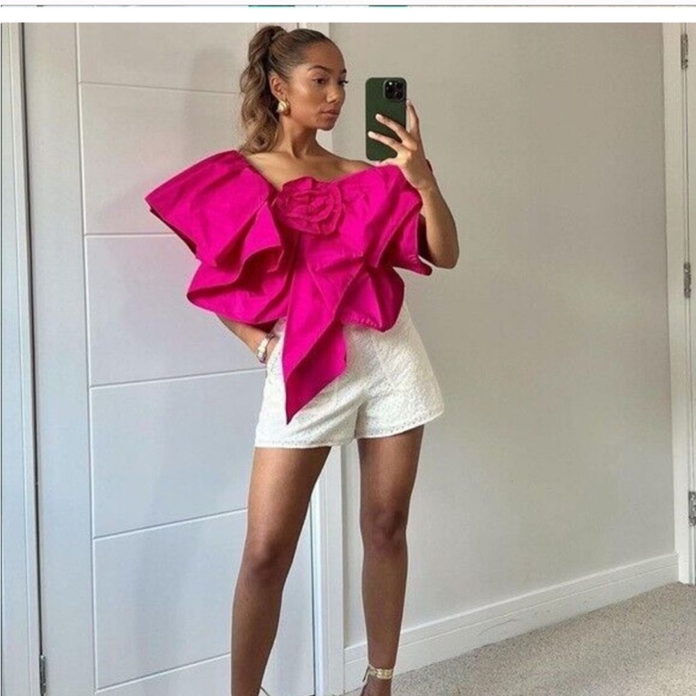 Zara fuchsia, off-shoulder blouse with Rose detail. NWT Size S